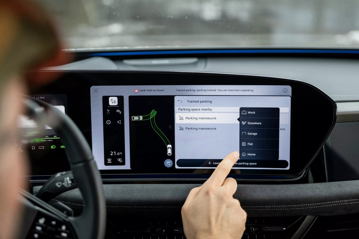 Audi推出了類似於業界領先者的「訓練式停車」功能，它能記錄並自主倒車行駛長達200公尺，適用於私人場地或複雜車位的路線重現。