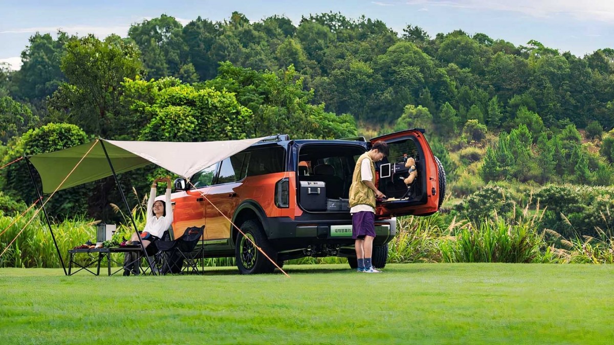 尾門沿用了美規Bronco的巧思，設計了外擺式托盤，非常適合在野外進行料理準備。