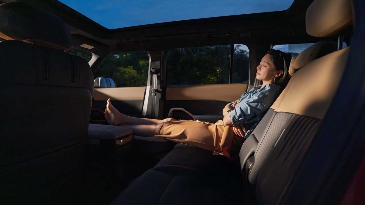 車內座椅具備電動收折功能，而前座更設有「放鬆模式」，可收起頭枕並將椅背放平至與後座齊平，創造出極大的休憩空間。