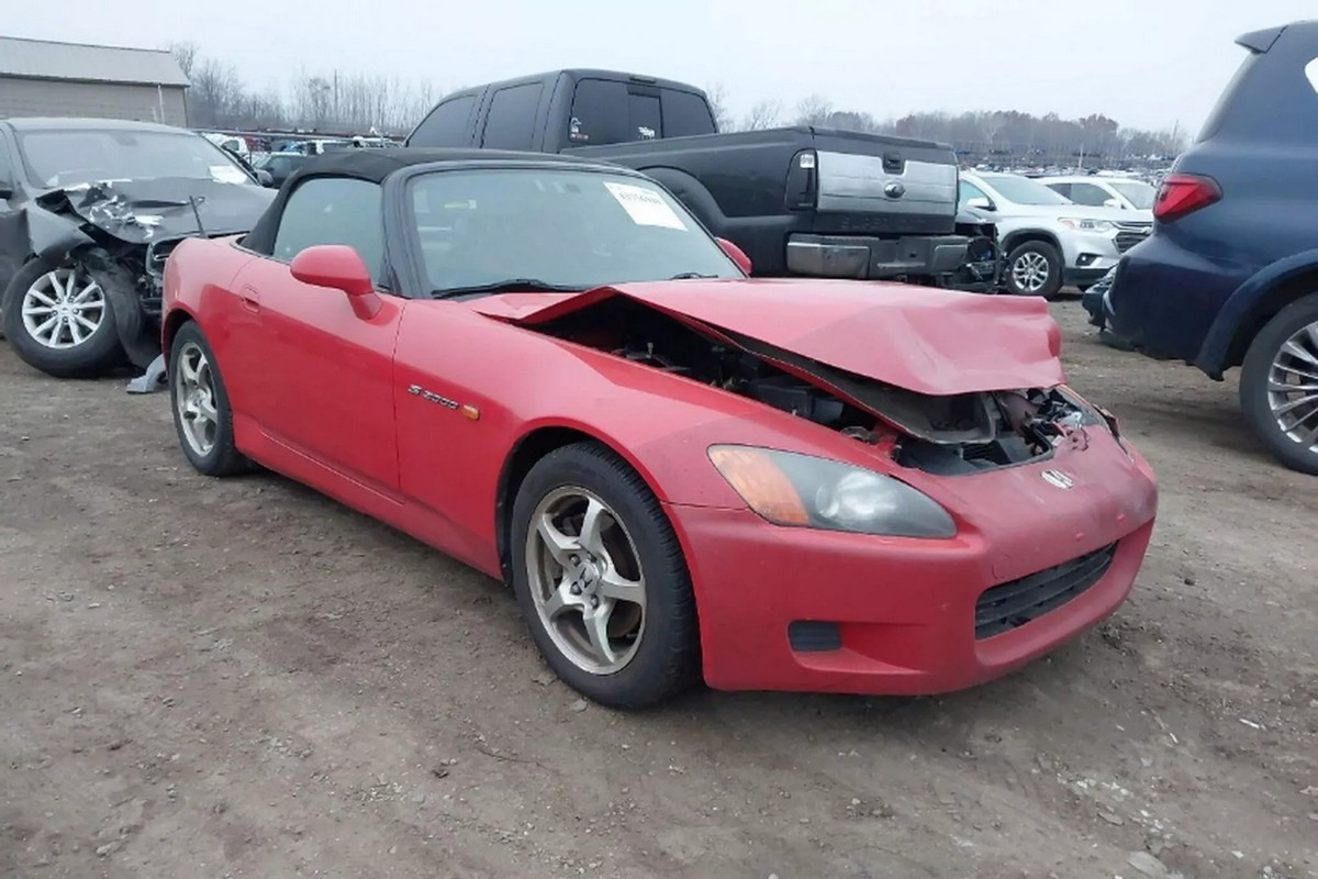 較大缺點就是引擎蓋撞到拱起。