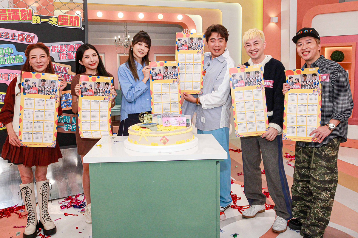 【車勢星聞】《姊妹亮起來》為梁赫群慶生，民視團隊特製「台灣孔劉」年曆贈粉絲。（圖：民視提供）