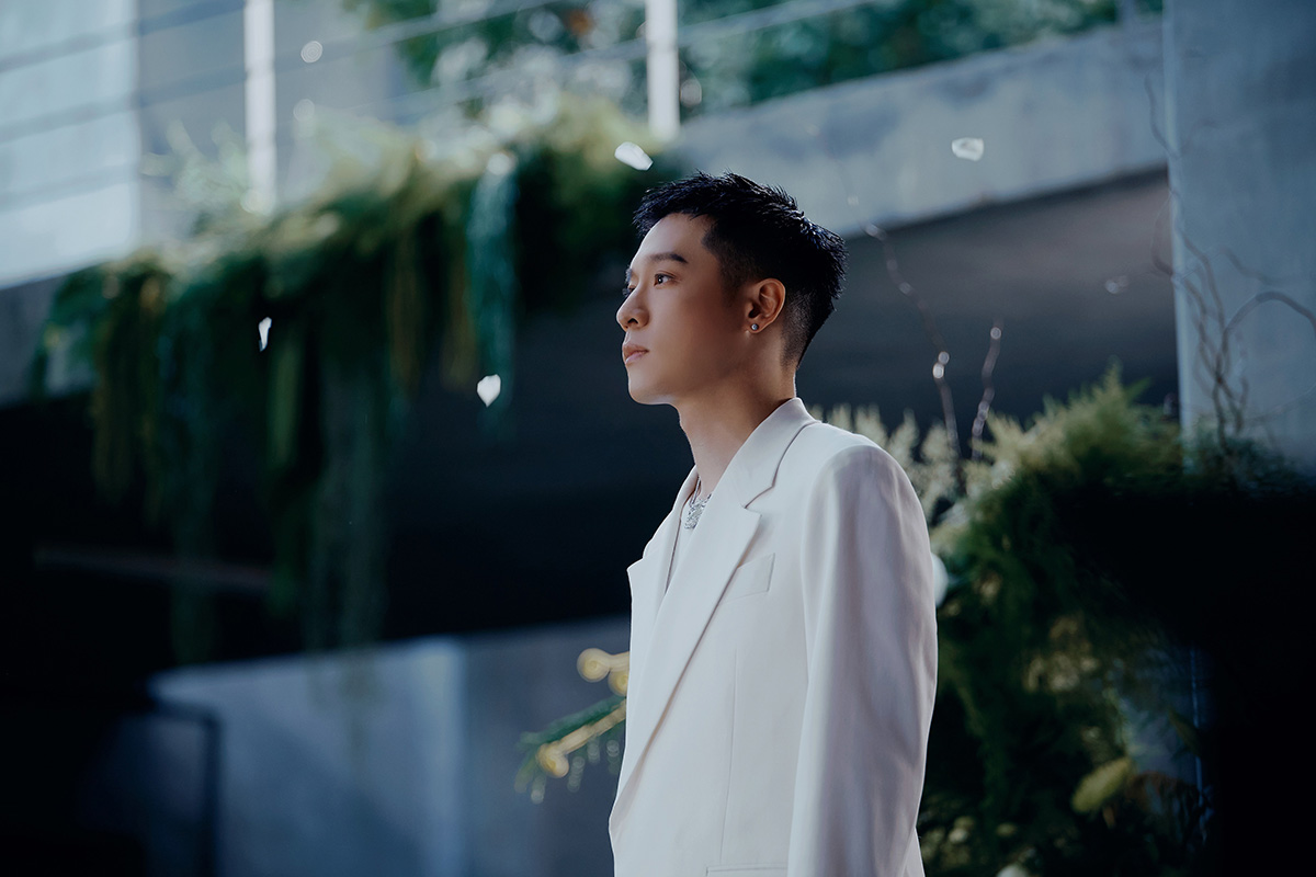 【車勢星聞】周湯豪自彈自唱婚禮的祝福〈TIL THE END〉。（圖：環球音樂提供） 