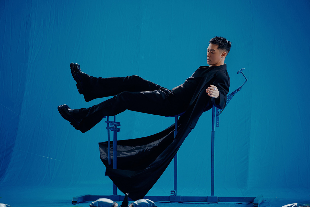 【車勢星聞】周湯豪自彈自唱婚禮的祝福〈TIL THE END〉。（圖：環球音樂提供） 