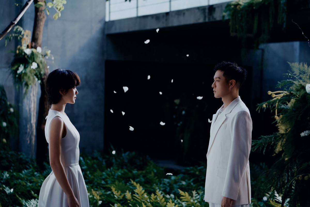 【車勢星聞】周湯豪自彈自唱婚禮的祝福〈TIL THE END〉。（圖：環球音樂提供） 