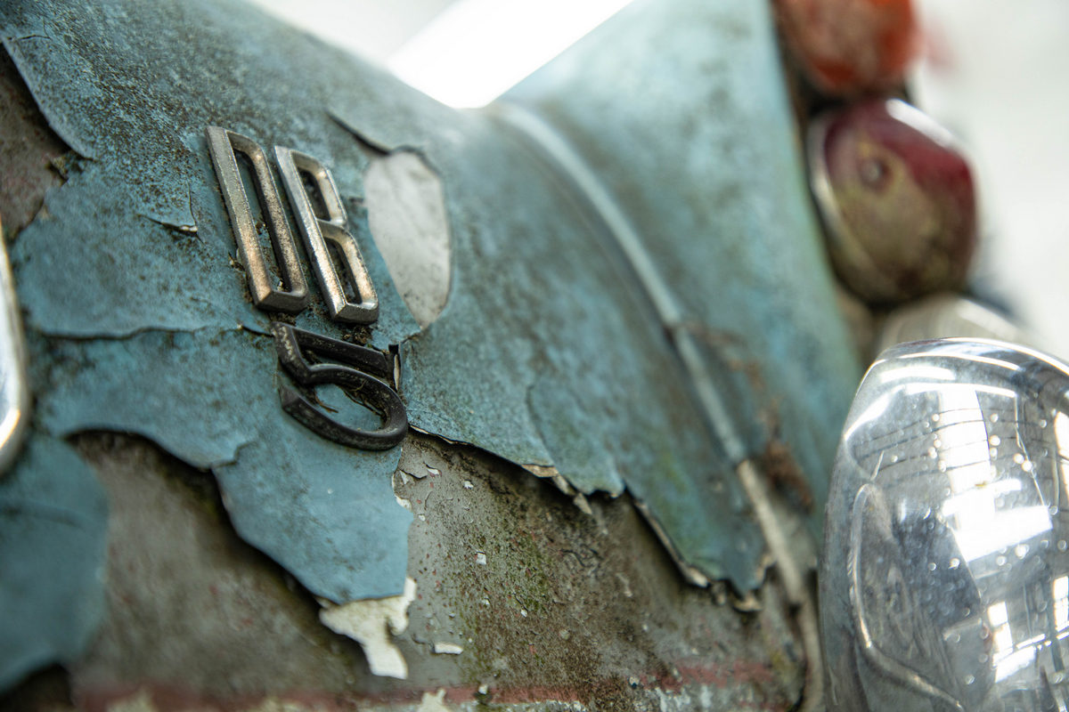 數十年都未開，因此內外早已殘破不堪。