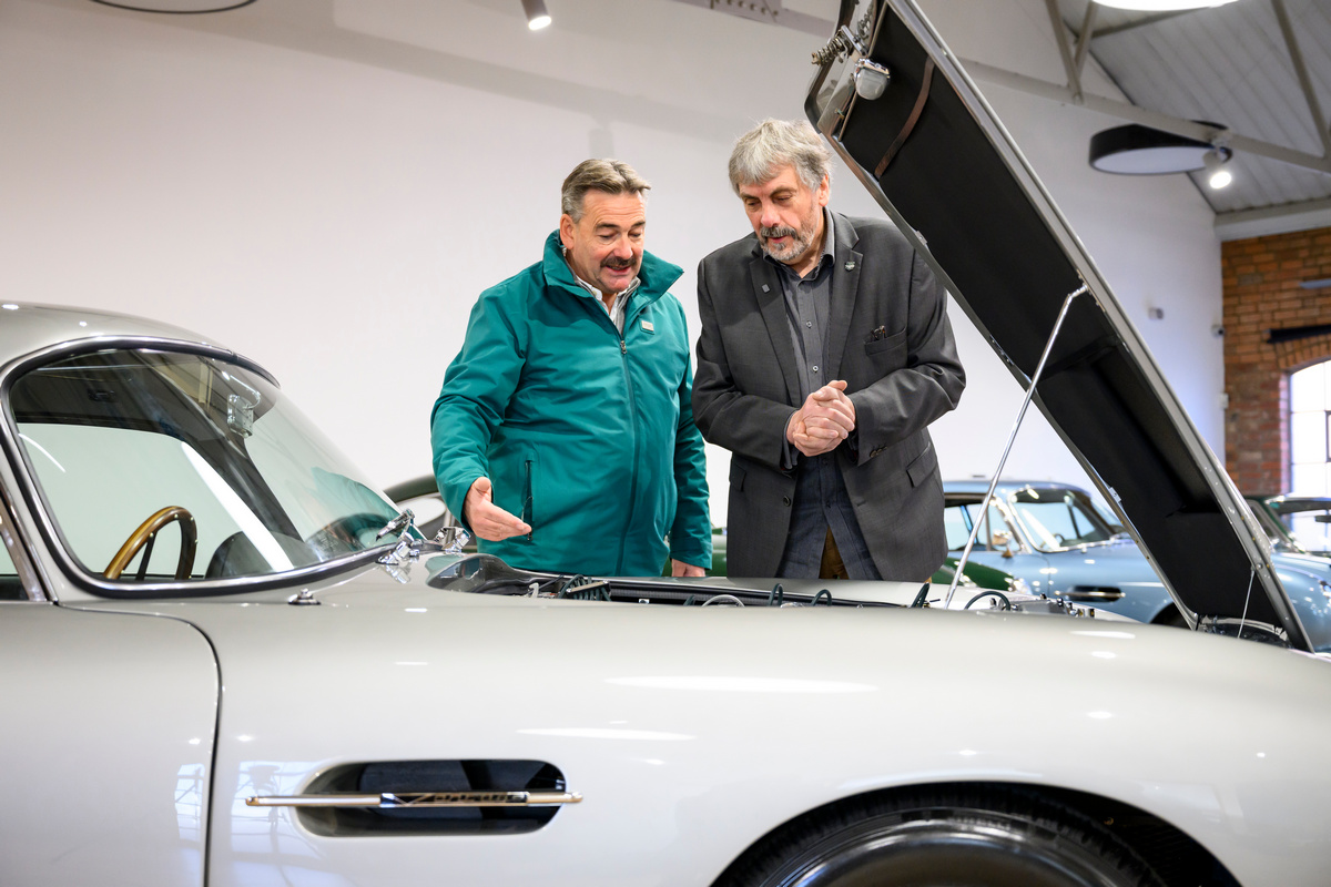 John Williams期間有回廠關心修復狀況，看到DB5重拾當年樣貌感動不已。