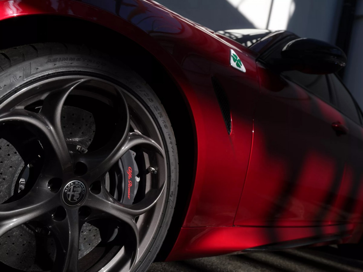 搭配深色合金輪圈、高性能的碳陶瓷煞車系統以及紅色的Alfa Romeo徽飾煞車卡鉗，視覺張力十足。