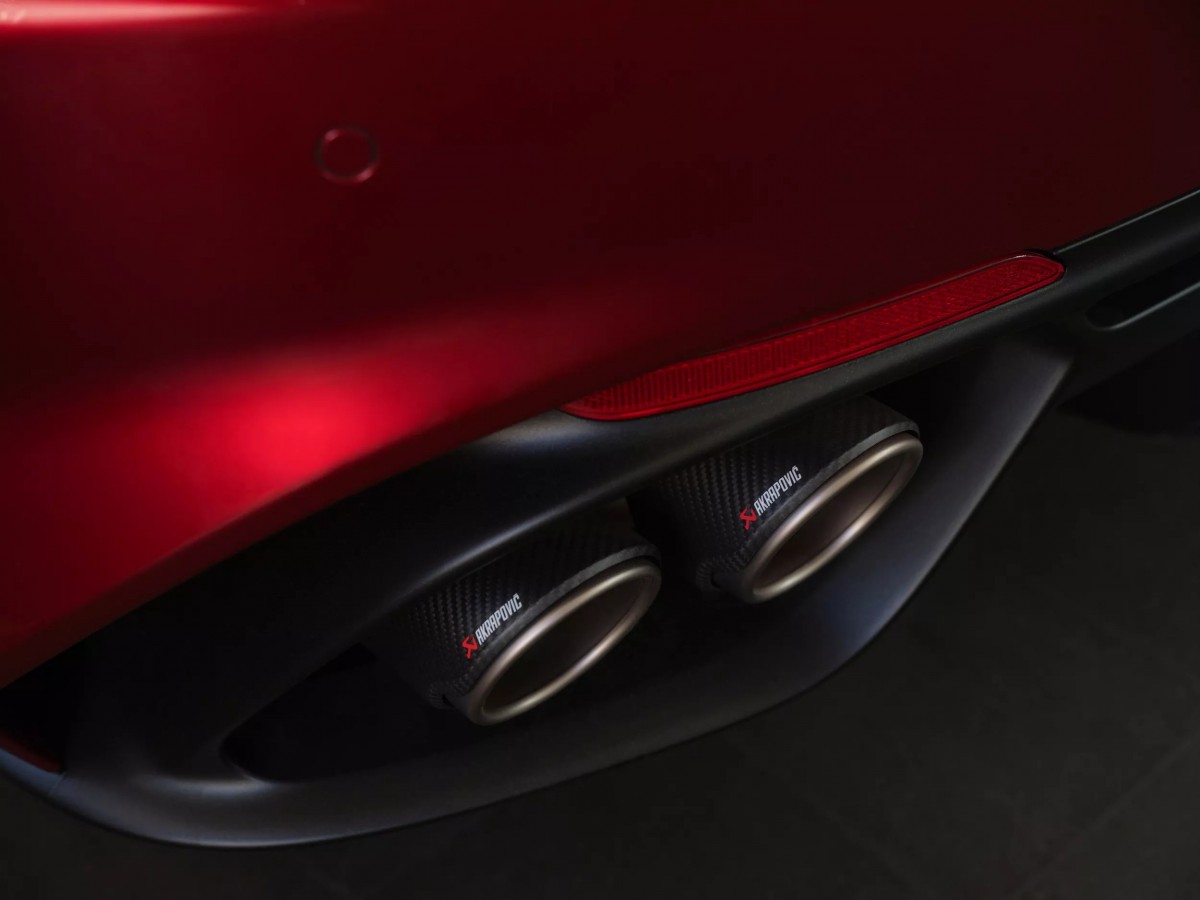 性能迷所嚮往的排氣聲浪，則交由帶有碳纖維尾飾管的Akrapovič蠍子管來完美演繹，從視覺到聽覺都展現出其高性能旗艦的地位。