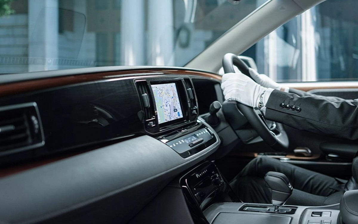 在內裝科技方面，Century房車終於將一個8吋的資訊娛樂系統螢幕列為標準配備，該系統支援聯網導航功能。