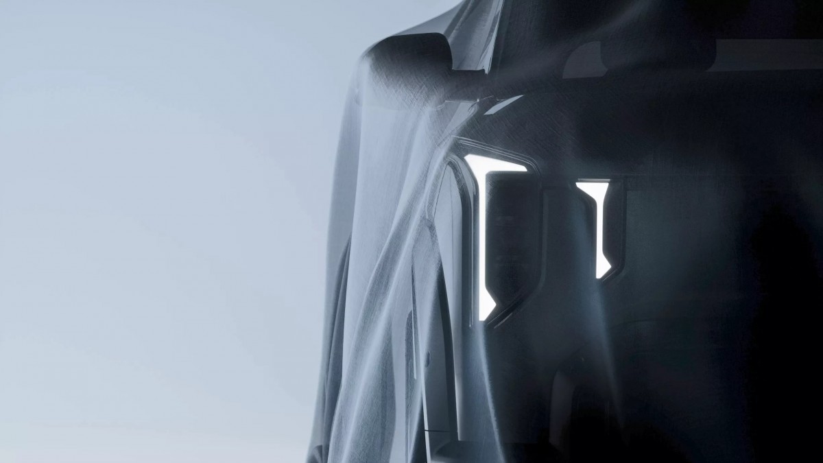 保留了概念車方正的車頭、腰線上的獨特折角、略帶運動感的車頂線條以及車尾的擾流板。