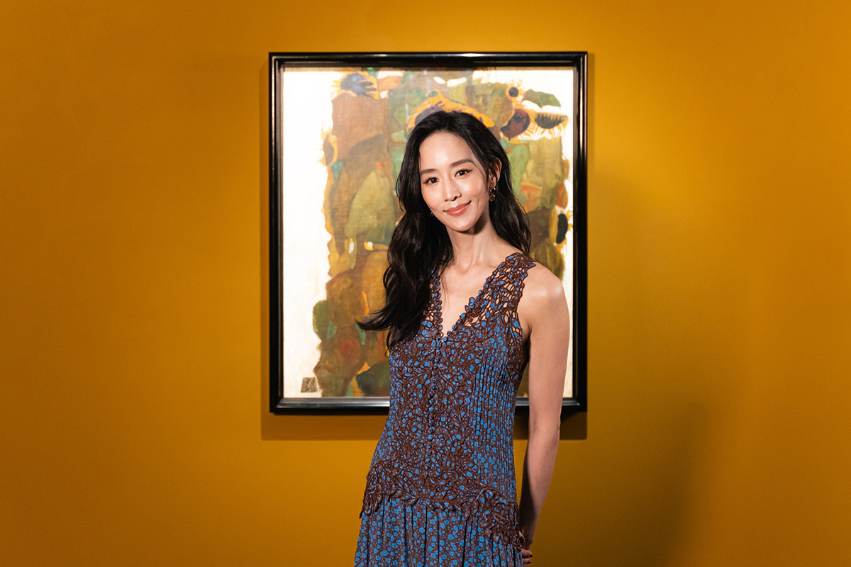 【車勢星聞】張鈞甯為維也納《美景宮百年花繪名作展》獻聲擔任聲音導覽員。（圖：時藝多媒體提供） 