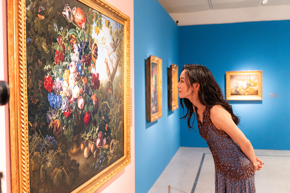 【車勢星聞】張鈞甯為維也納《美景宮百年花繪名作展》獻聲擔任聲音導覽員。（圖：時藝多媒體提供） 