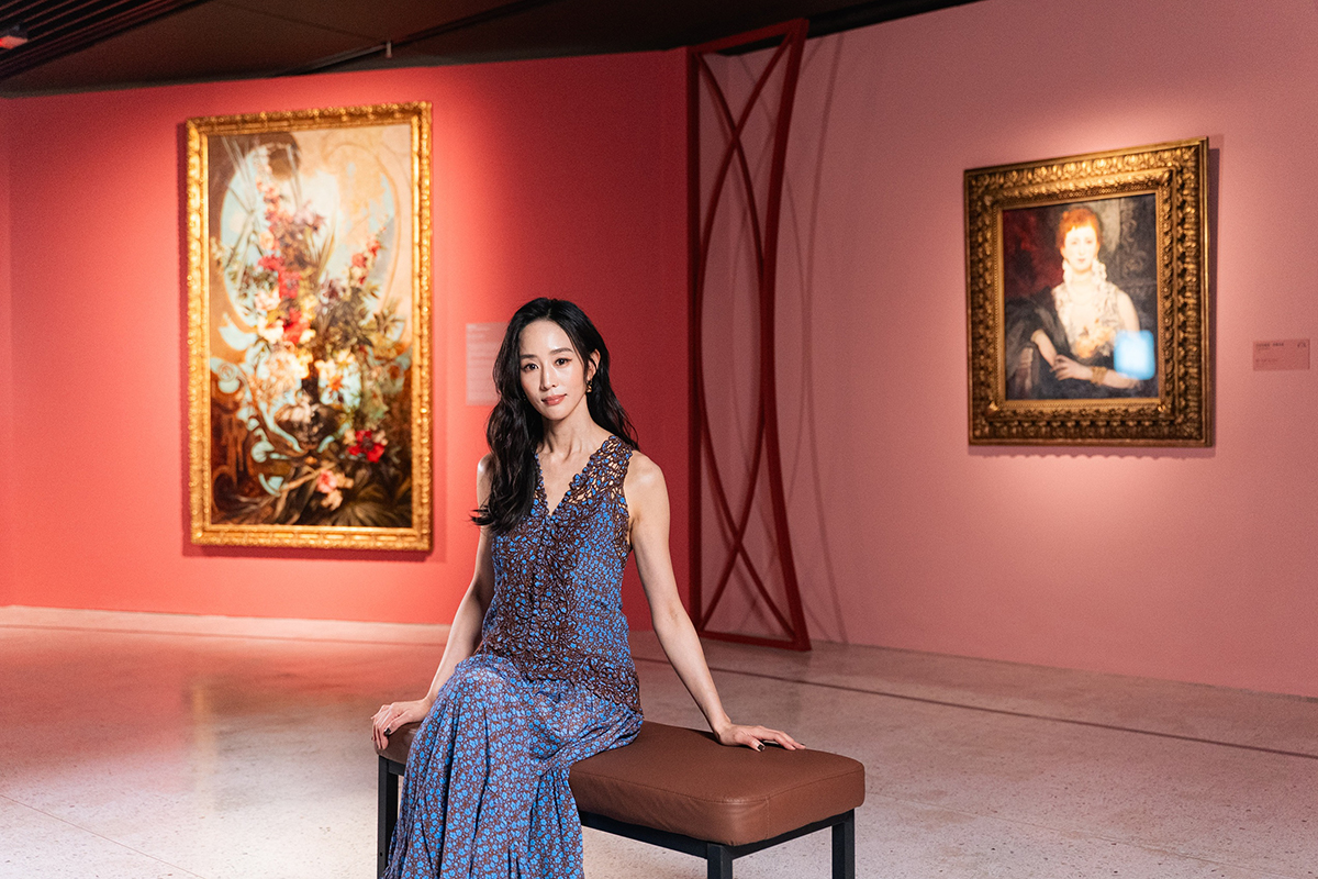 【車勢星聞】張鈞甯為維也納《美景宮百年花繪名作展》獻聲擔任聲音導覽員。（圖：時藝多媒體提供） 