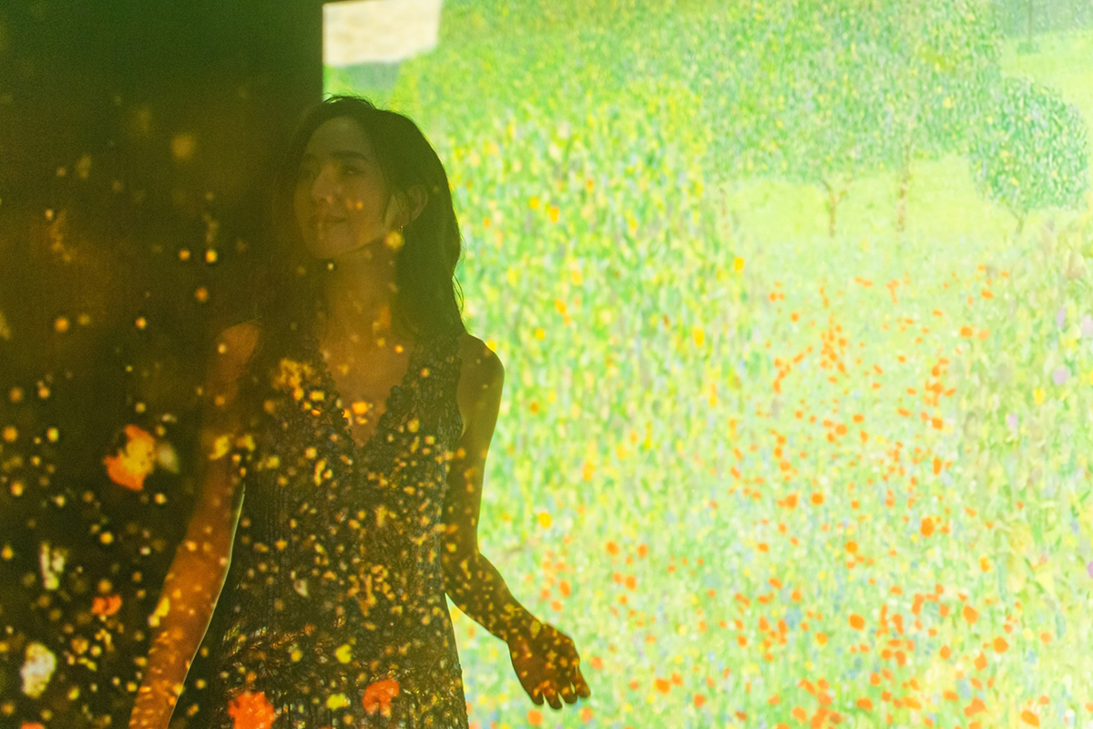 【車勢星聞】張鈞甯為維也納《美景宮百年花繪名作展》獻聲擔任聲音導覽員。（圖：時藝多媒體提供） 