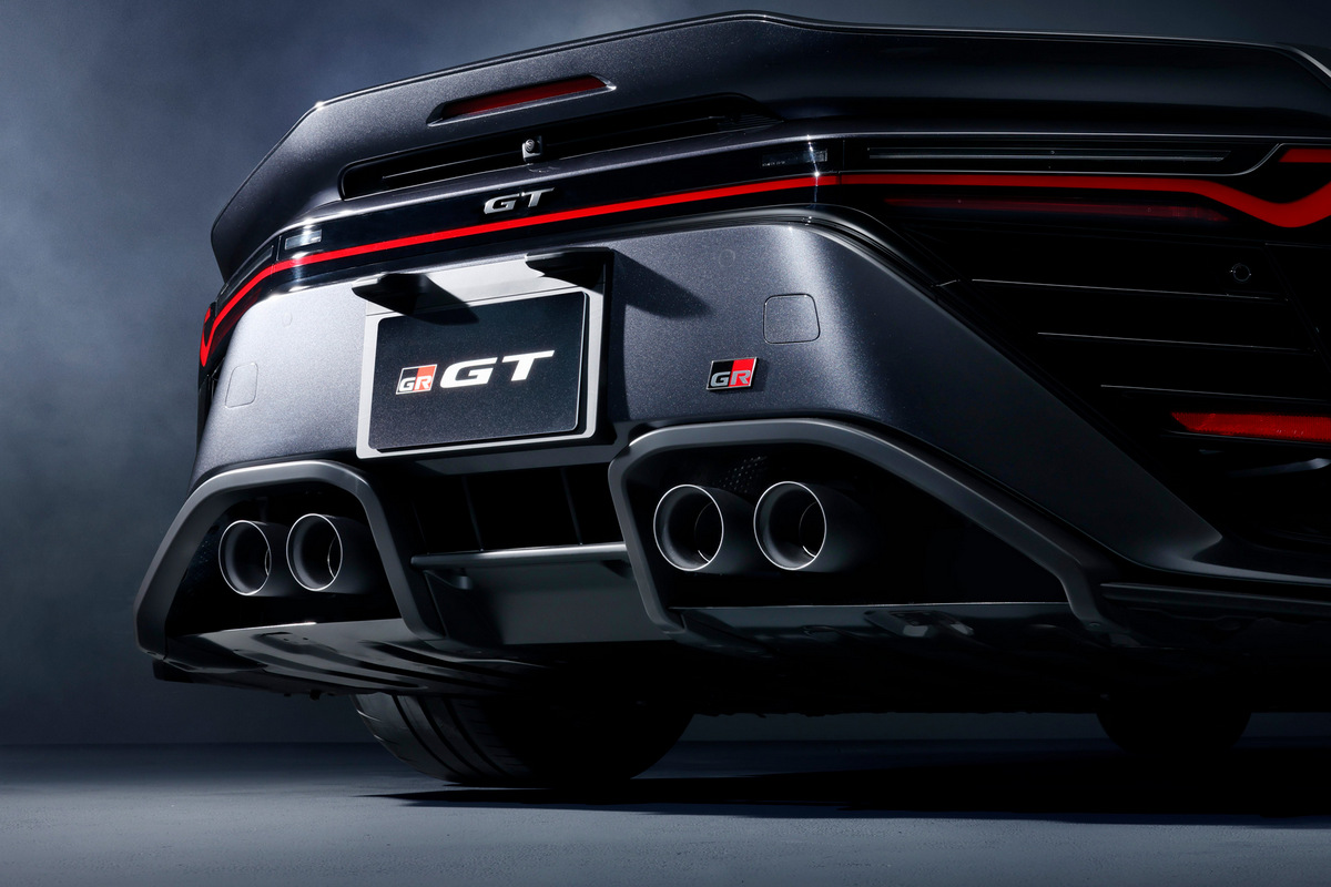 四出排氣管充分顯示出GR GT的性能。
