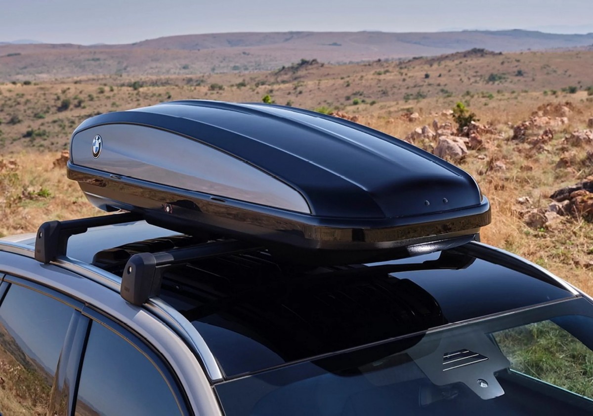 車頂配置了一個320公升容量的BMW原廠車頂行李箱，大幅增加了裝載戶外裝備的空間。