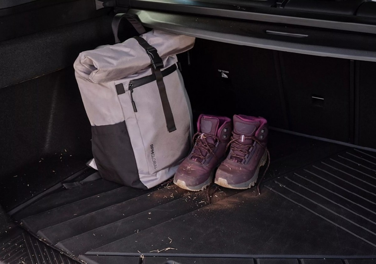 內裝升級雖然有限，但也包含了全天候腳踏墊以及前後座椅加熱功能，增強了惡劣天氣下的舒適性。