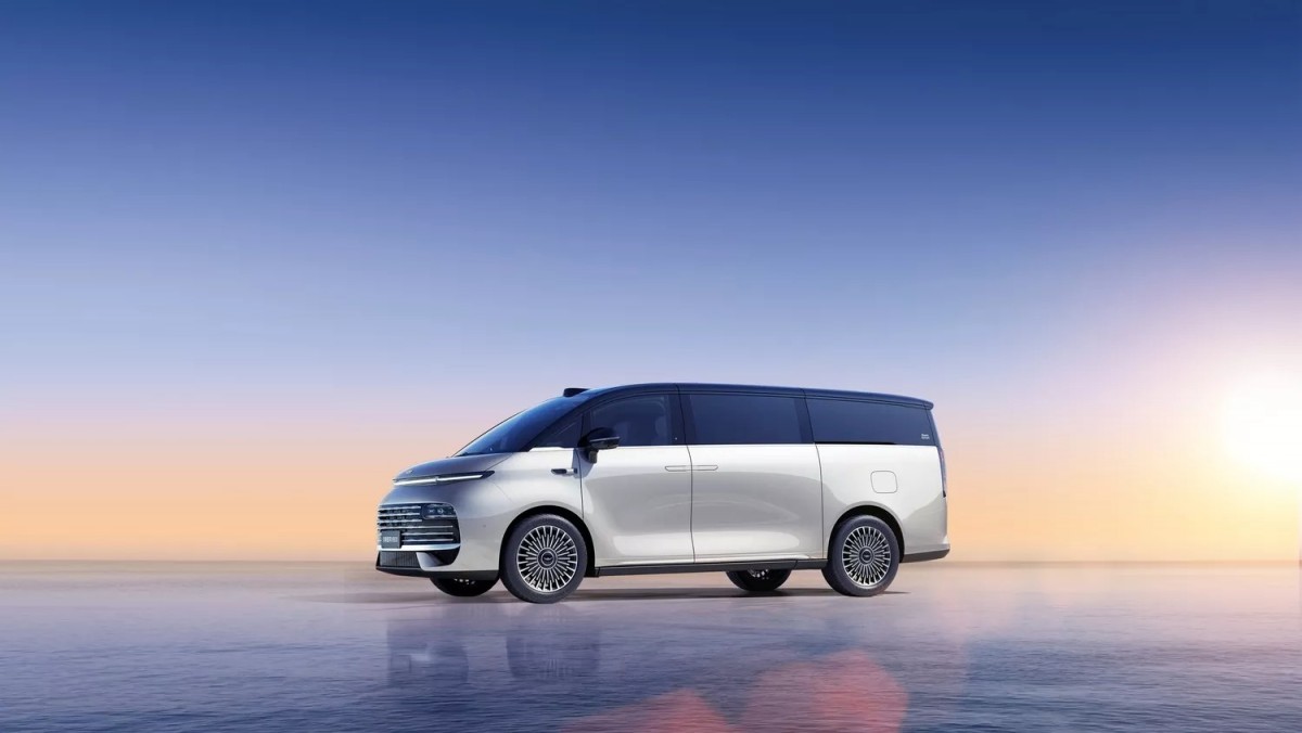 這款車型擁有龐大的車身尺碼，車長達到5,360 mm，軸距長達3,200 mm，確保了其寬敞的內部空間。