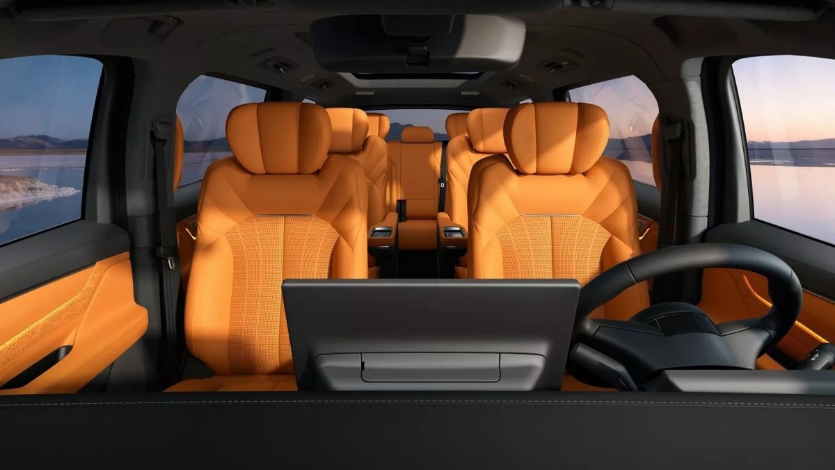 V900提供了六座和八座兩種選項，科技配置方面則包含10.25吋數位儀表板、15.4吋資訊娛樂顯示幕。