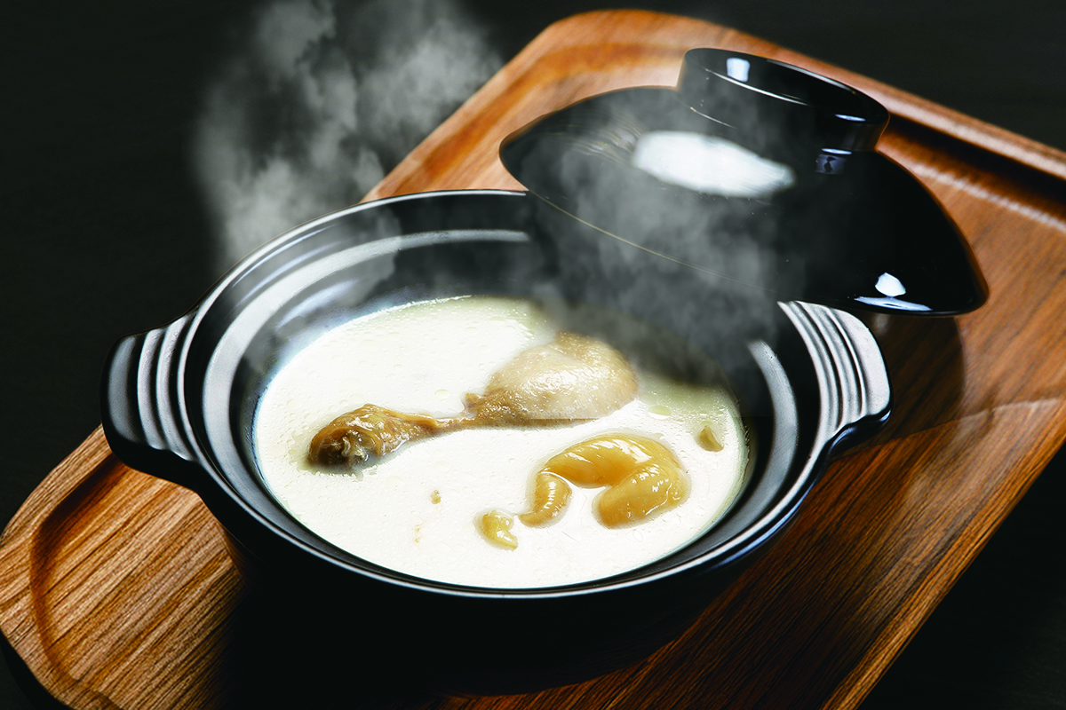 【車勢星聞】有菜單／杜汶澤「小杜麵館」私房菜單「砂煲大大條花膠雞白濃湯」每日限量。（示意圖：品牌提供）