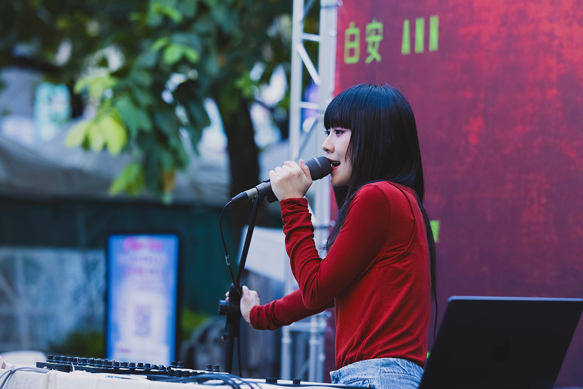 【車勢星聞】白安準備野餐墊、美食邀歌迷「路邊」野餐。（圖：相信音樂提供） 