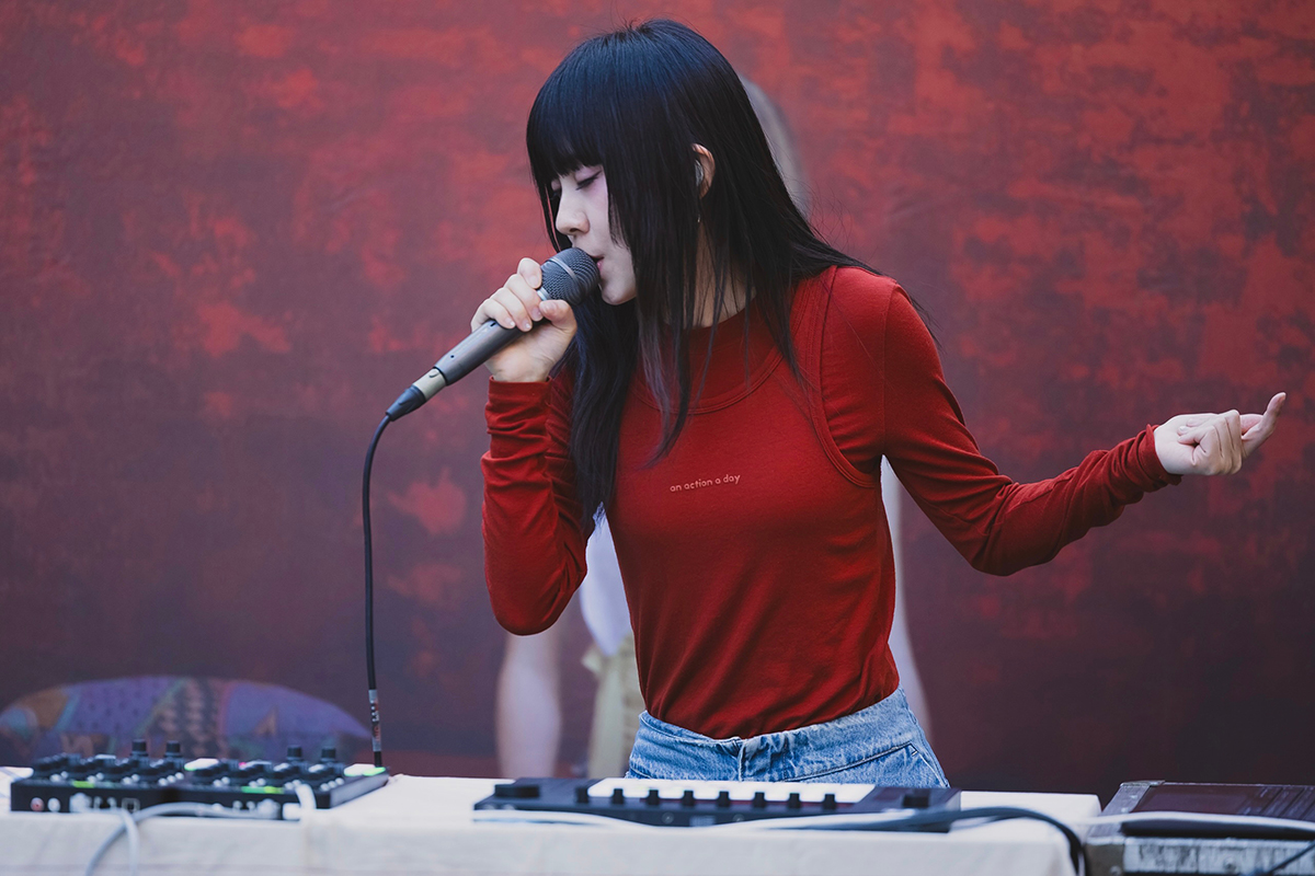 【車勢星聞】白安準備野餐墊、美食邀歌迷「路邊」野餐。（圖：相信音樂提供） 