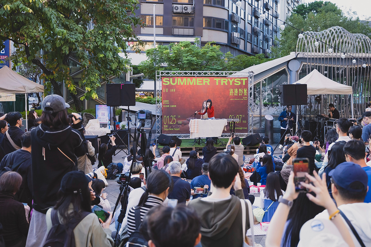 【車勢星聞】白安準備野餐墊、美食邀歌迷「路邊」野餐。（圖：相信音樂提供） 