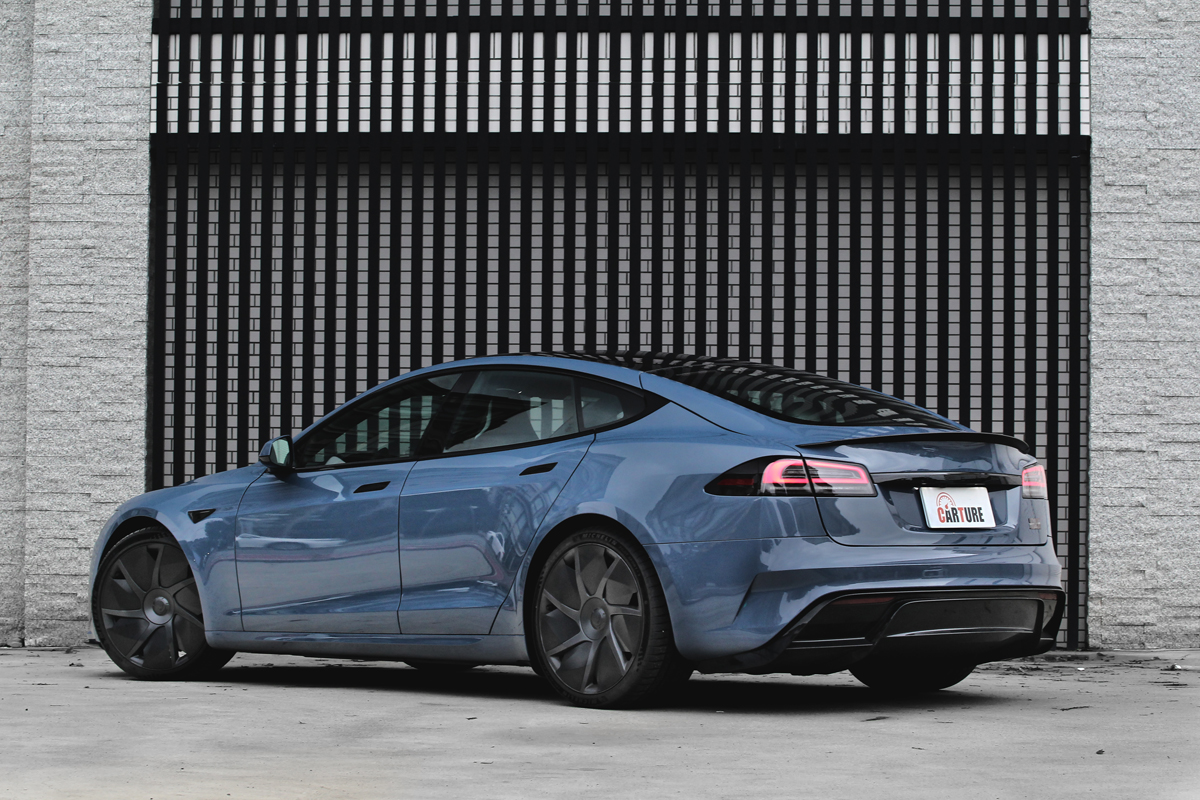 新款Model S Plaid新增冰霜藍新車色。