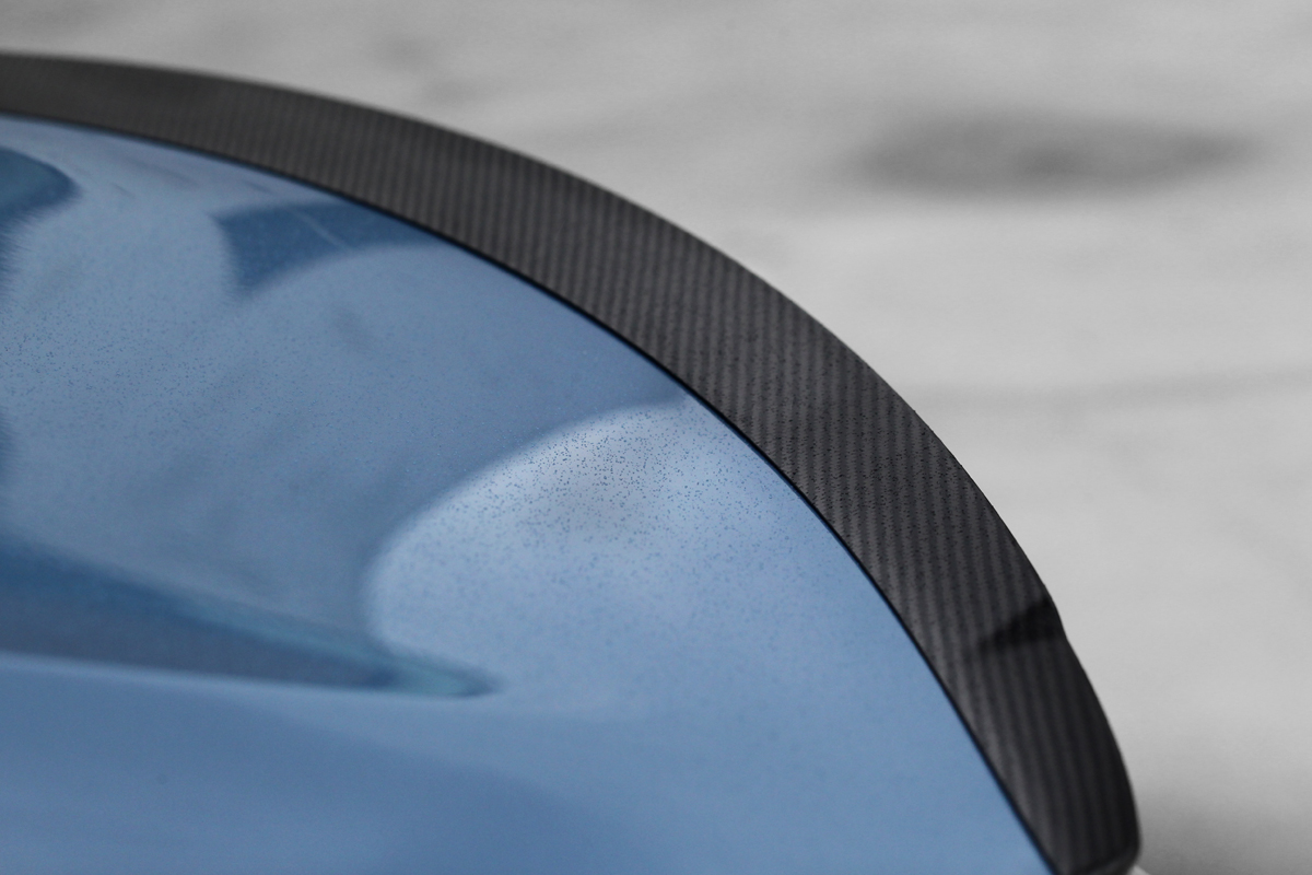 氣壩有所調整，另配置前、後下擾流和碳纖維尾翼。