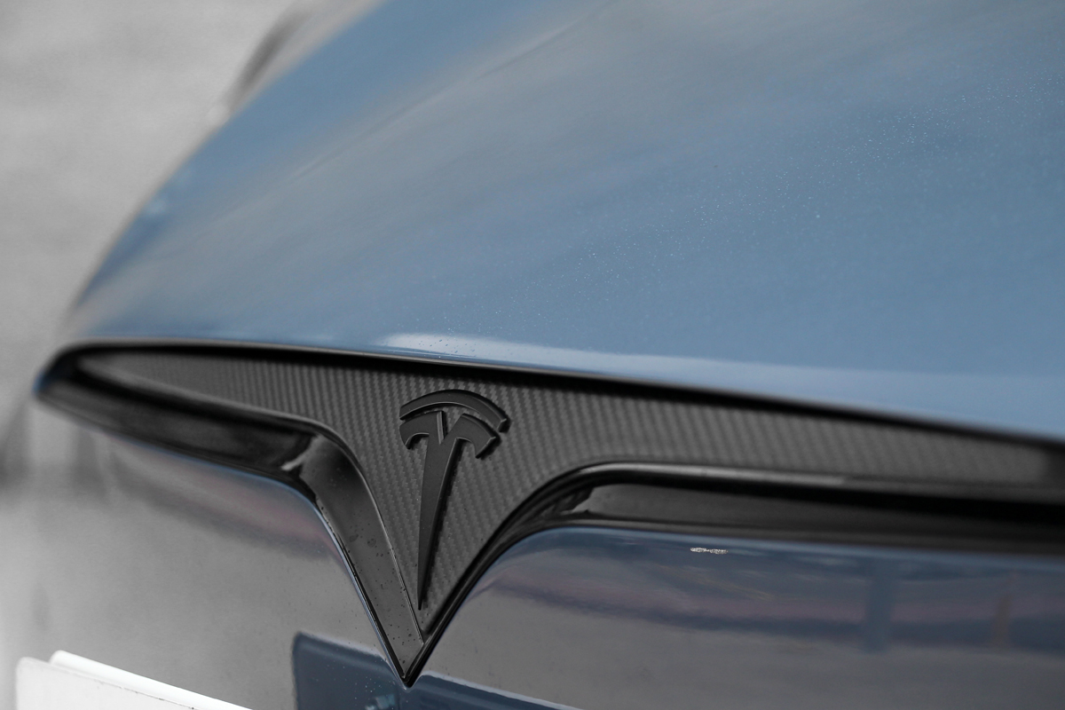 車頭加入碳纖維標誌。