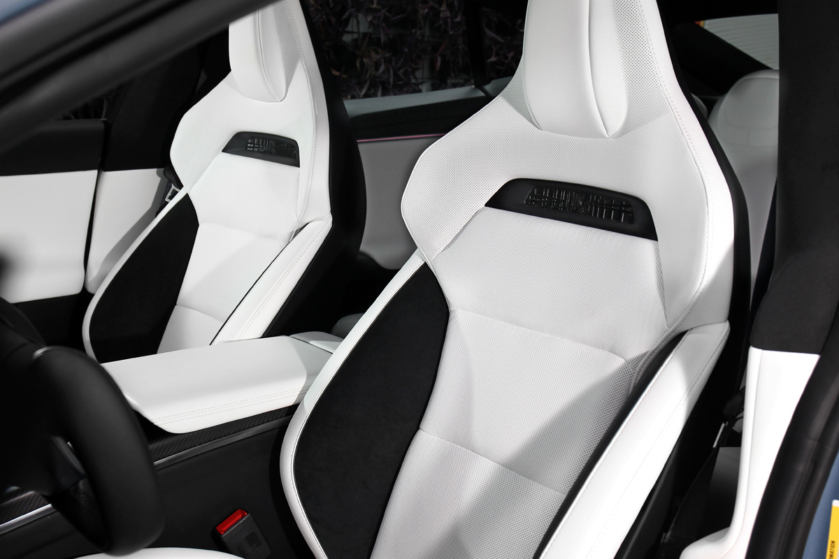 跑車座椅提供不俗的包覆性，車室也導入系統性降噪技術。