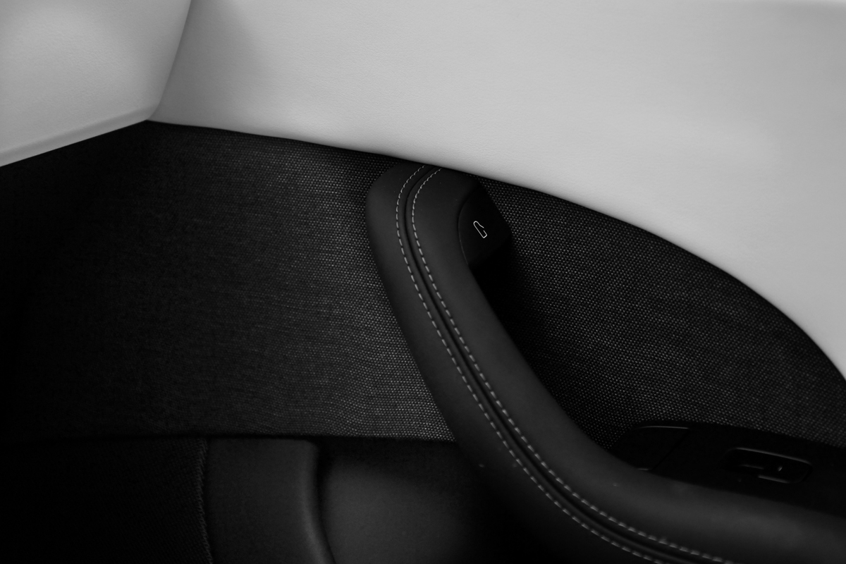 Model S Plaid運用大量軟質飾板與車門織布點綴已營造出質感氛圍，搭配加價的白色內裝則進一步提升，新款車型新增車室氣氛燈。