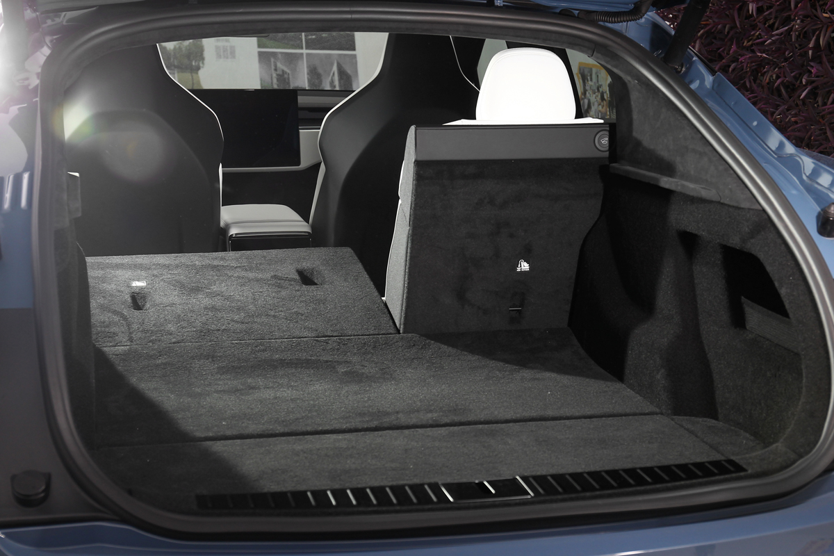 行李廂於正常情況下具有793公升容積。