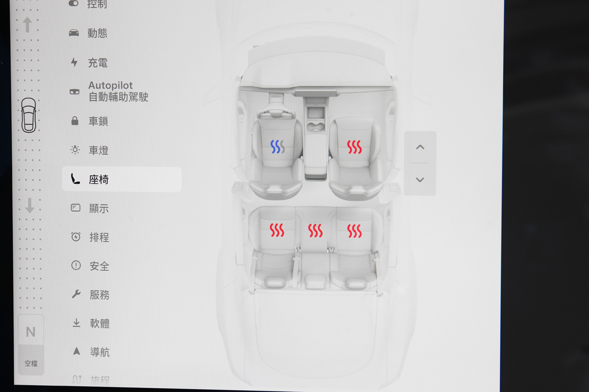 前座通風/後座加熱可在中控螢幕控制。