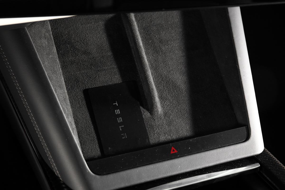 卡片鑰匙需放在固定位置才能啟動車輛。