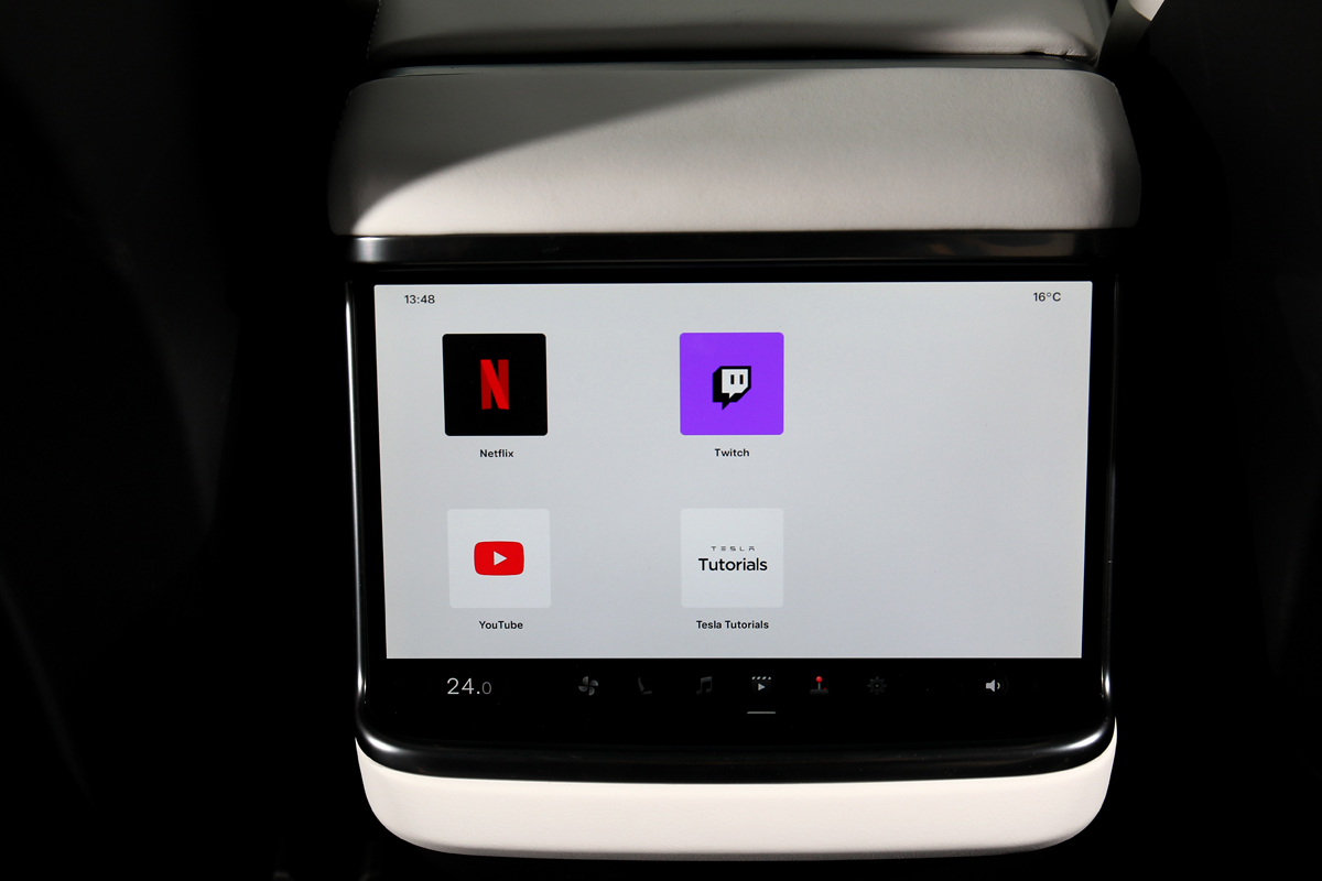 後座有附螢幕及提供遊戲和串流，但若玩遊戲螢幕高度位置就顯得過低。