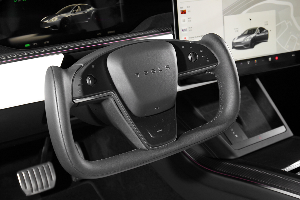 Yoke方向盤實際體驗其實並沒有想像中難用。