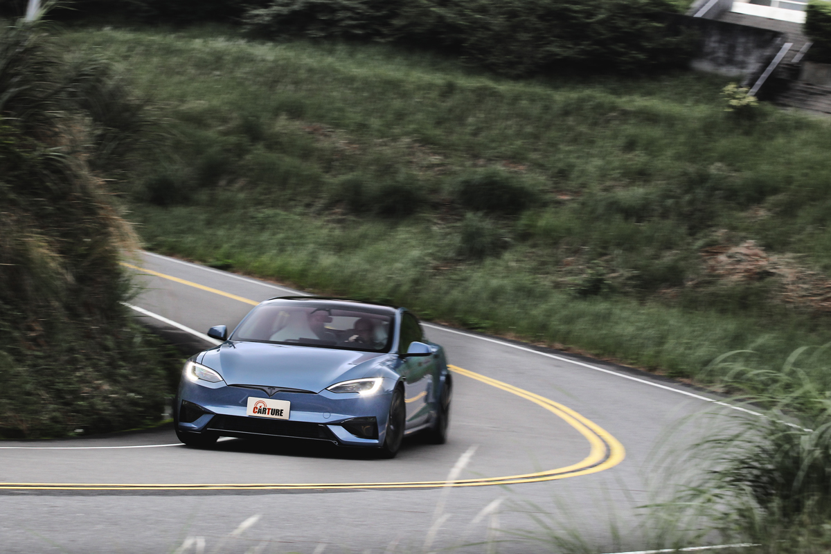Model S Plaid在彎中操控比預期要來得出色。