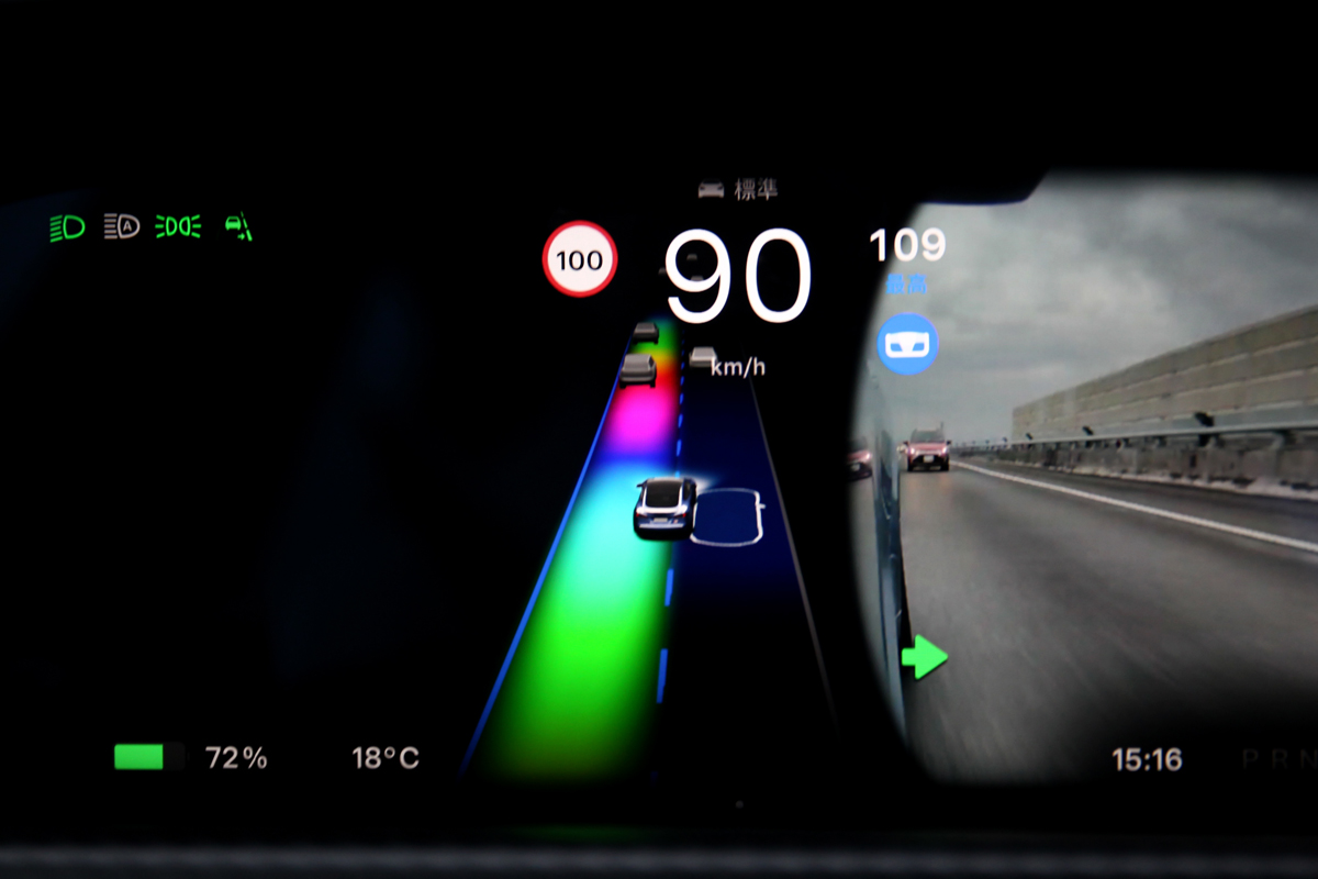 Autopilot輔助駕駛具備自動變換車道功能，而跟上前車、車道維持、前方車輛併入等作動也都非常順暢自然。