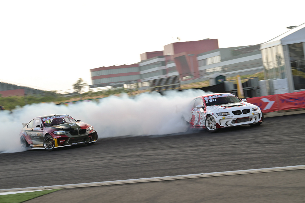 要飄移甩尾就到封閉式場地。