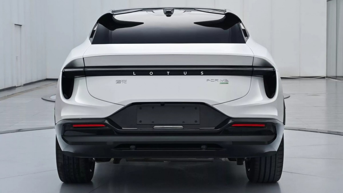 除了車尾行李廂蓋上多了一個「For-Me」的銘牌外，車身其餘鈑件、尺寸和軸距都與純電Eletre保持一致。