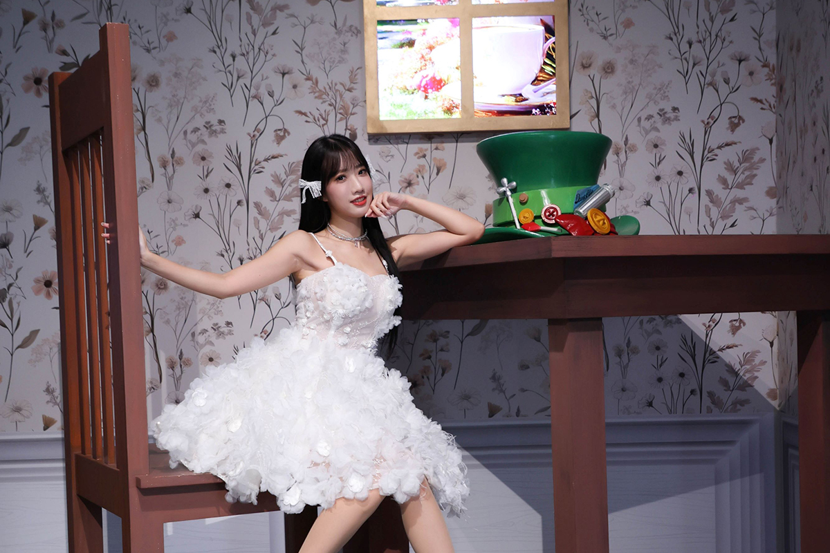 【車勢星聞】楊若歆化身愛麗絲擔任一日店長，直呼「巧合得像命中註定」。（圖：詠威互動科技提供）