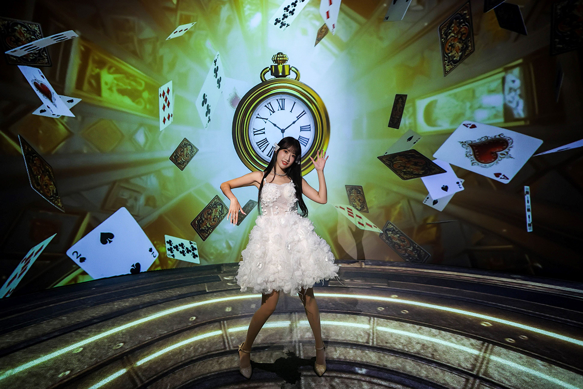 【車勢星聞】楊若歆化身愛麗絲擔任一日店長，直呼「巧合得像命中註定」。（圖：詠威互動科技提供）