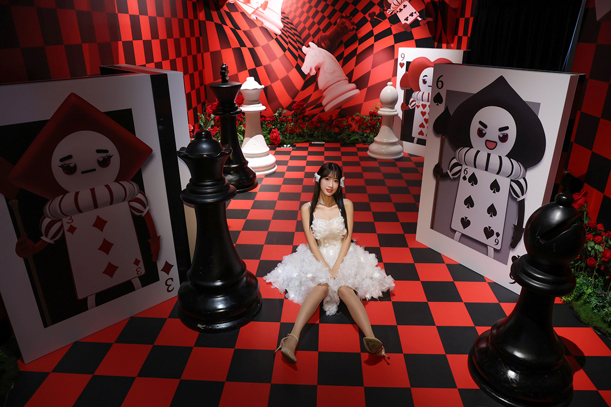 【車勢星聞】楊若歆化身愛麗絲擔任一日店長，直呼「巧合得像命中註定」。（圖：詠威互動科技提供）