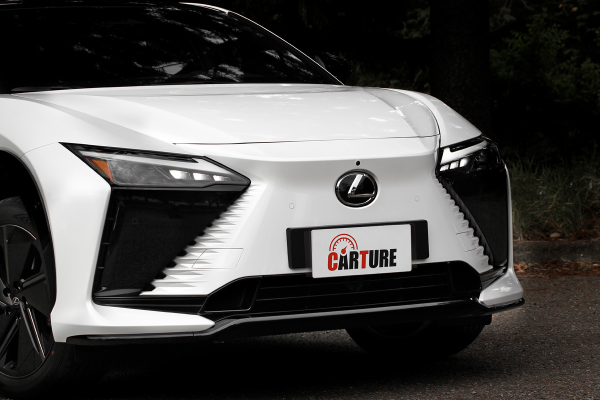 RZ 550e F Sport配備前後下擾流飾板、車側下飾板。