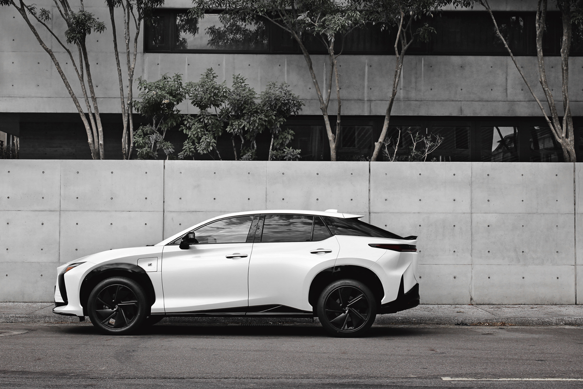 斜背身形讓RZ 550e F Sport自然地散發運動氣息。