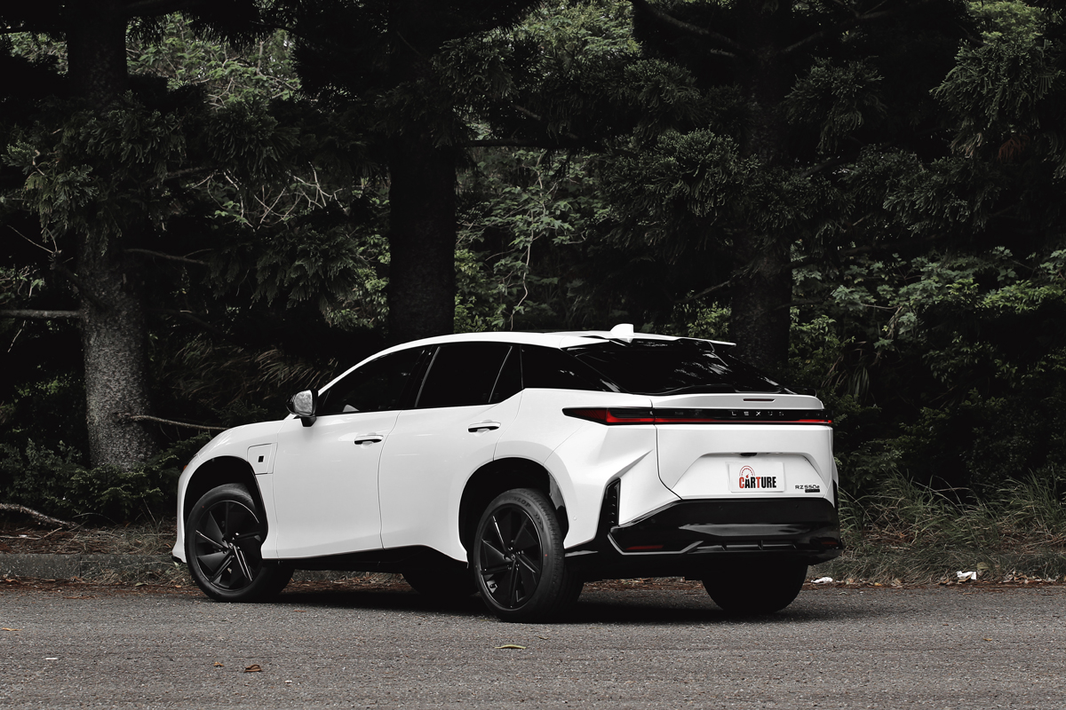 擾流尾翼不僅有助於空氣力學，視覺方面亦帶來運動化效果。