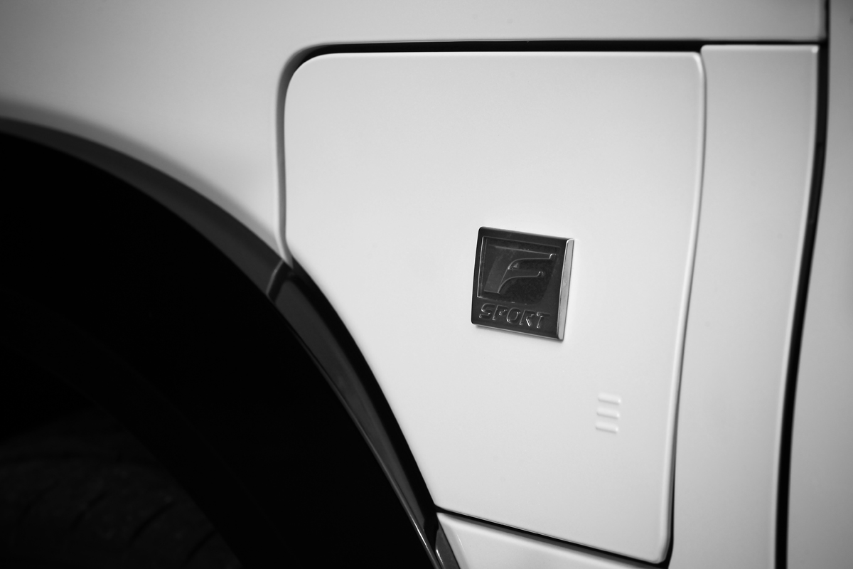 充電孔附有F Sport銘牌。