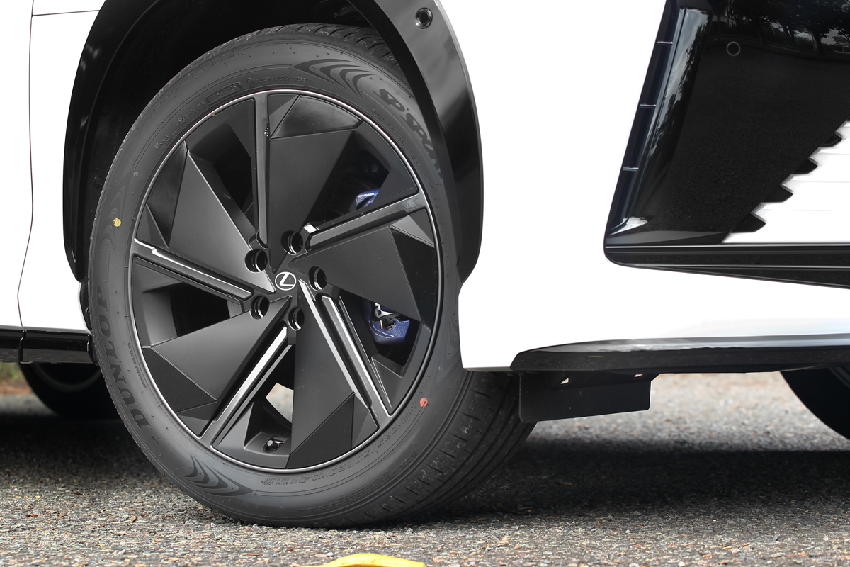 配備20吋輪圈及Aero運動輪圈蓋。