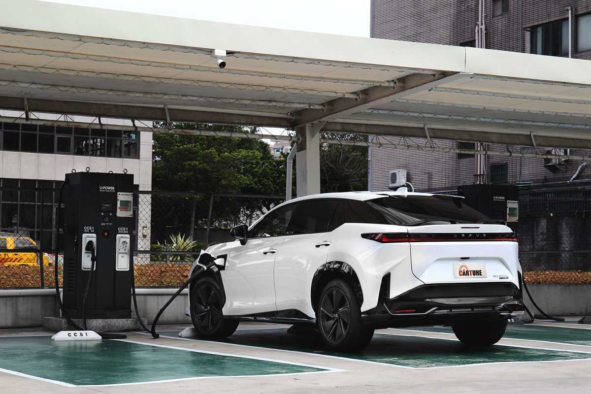 RZ 550e F Sport電池容量為76.96kWh，使用Lexus Plus APP完成綁定，於支援充電站可隨插即充。